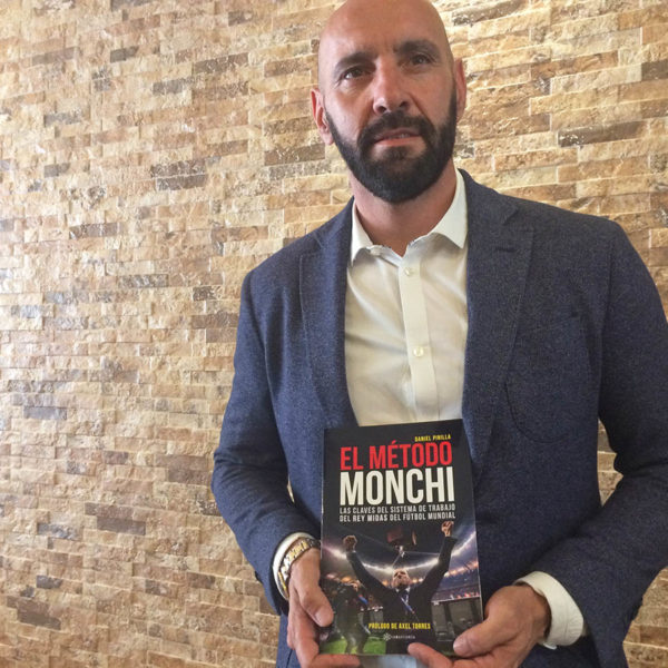 Monchi, ex director deportivo del Sevilla FC, con el libro de Daniel Pinilla en sus manos.